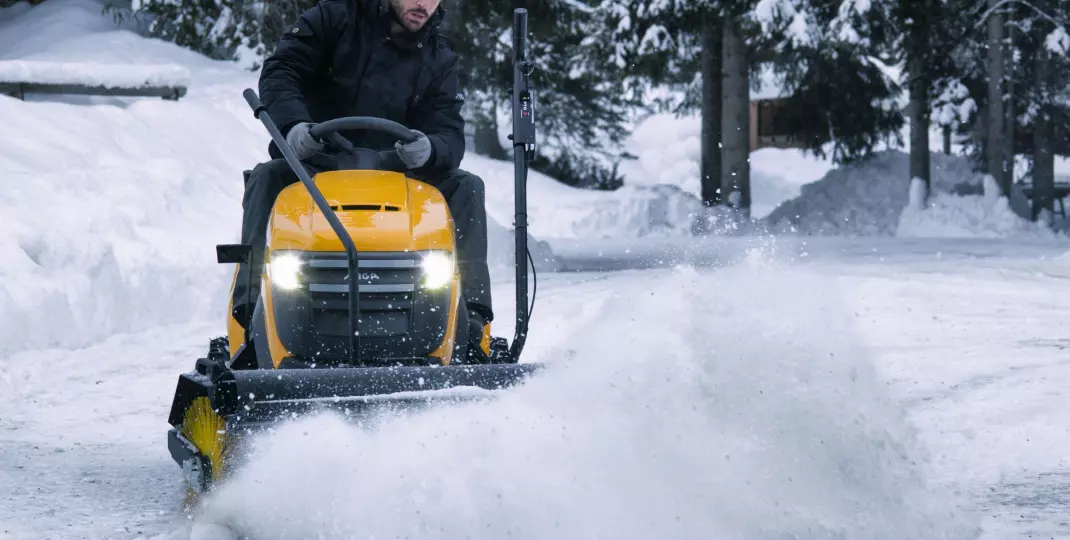 Kiedy warto zamienić odśnieżarkę na traktor ogrodowy?